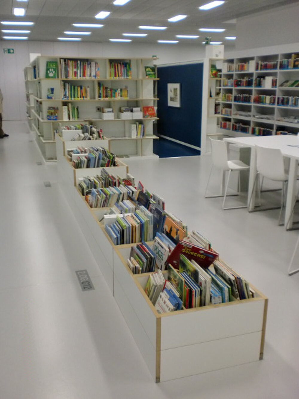 Bücherregale von Tojo in der Stadt Bibliothek Stuttgart, die eine geordnete Aufbewahrung für eine große Anzahl von Büchern und Zeitschriften bieten, mit klaren Linien und funktionalem Design.