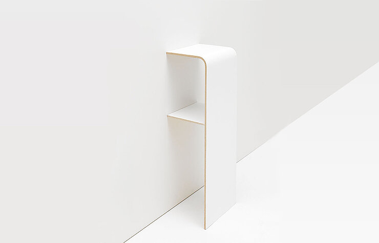Schmales, weißes Wandregal Tojo find mit minimalistischer Form, ideal für kleine Räume oder als Flurregal