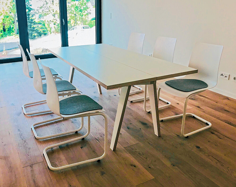 Elegante Büromöbel von Tojo, bestehend aus einem minimalistischen Tisch und modernen Stühlen