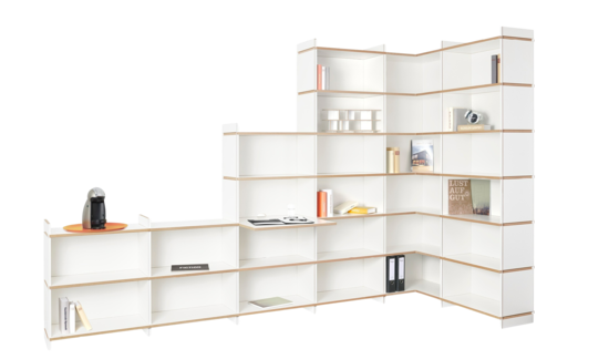 Weißes, modular aufgebautes Tojo mehr Regal mit offenen Fächern in verschiedenen Höhen und Winkeln, perfekt für Bücher, Deko und Akten.