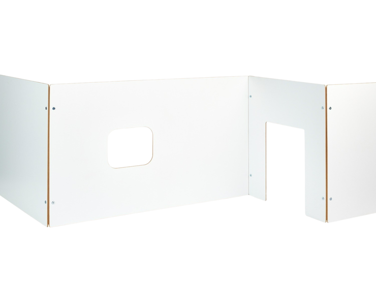 Weiße Tojo wand mit Tür- und Fensteröffnung als flexibler Raumtrenner und Spielkulisse für Kinderzimmer