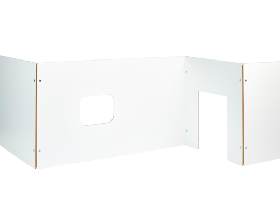 Weiße Tojo wand mit Tür- und Fensteröffnung als flexibler Raumtrenner und Spielkulisse für Kinderzimmer