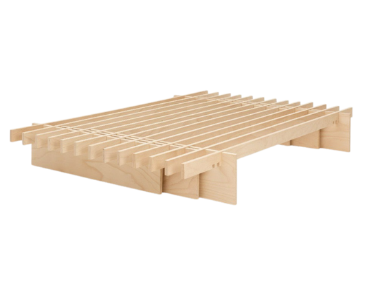 Bett parallel von Tojo aus hellem Holz mit markantem Stecksystem – minimalistisches Design für natürliches Wohnen