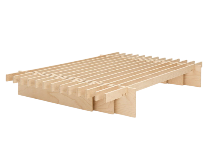 Bett parallel von Tojo aus hellem Holz mit markantem Stecksystem – minimalistisches Design für natürliches Wohnen