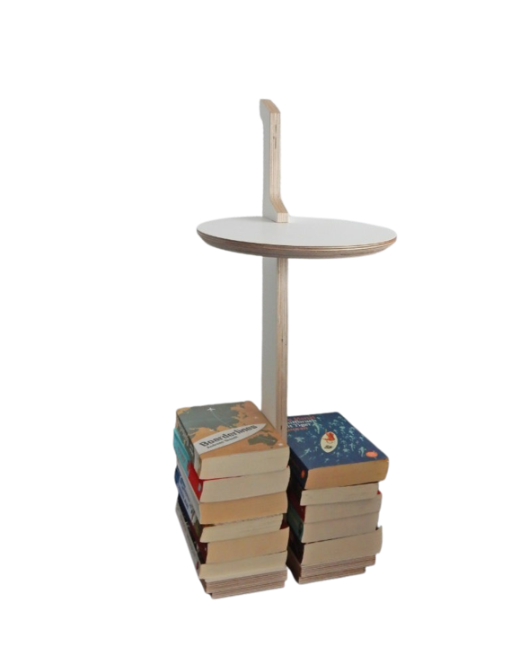 Tojo lesestelle mit Mittelstütze und Ablageplatte auf gestapelten Büchern, funktionales und unkonventionelles Möbelstück für Bücherfreunde