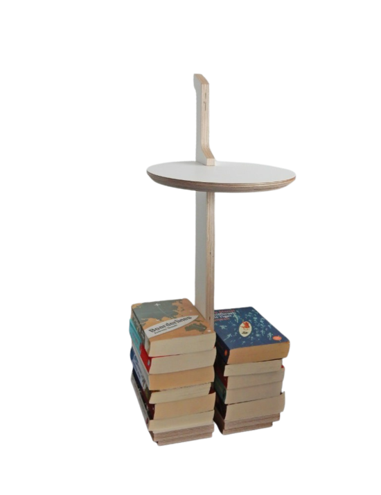 Tojo lesestelle mit Mittelstütze und Ablageplatte auf gestapelten Büchern, funktionales und unkonventionelles Möbelstück für Bücherfreunde