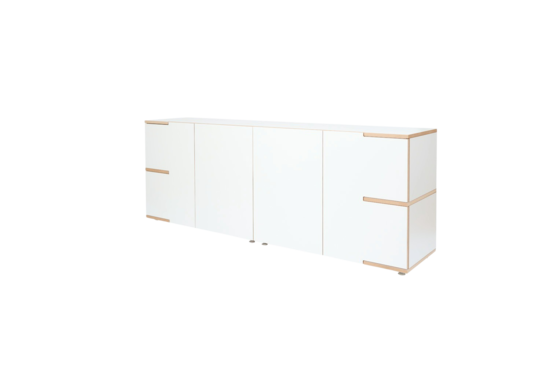 Tojo Schrank 3011 stau mit schlichter Front in Weiß und naturfarbenen Kanten – ideal für stilvollen Stauraum in Wohn- und Arbeitsbereichen.