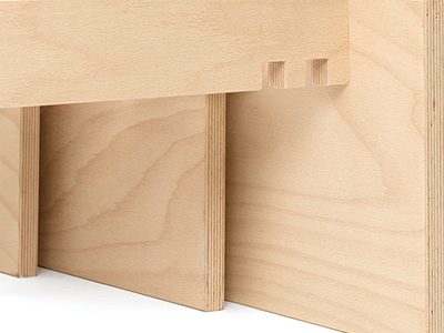 Detailaufnahme einer hochwertigen Holzverbindung aus hellem Schichtholz – klare Linien und passgenaue Verarbeitung im Tojo-Möbeldesign