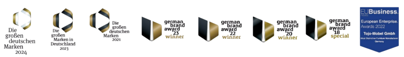 Reihe von Logos der Auszeichnung „Die großen deutschen Marken“ von 2014 bis 2024 mit stilisiertem gold-blauen Band – Anerkennung für Designqualität und Markenprofil von Tojo