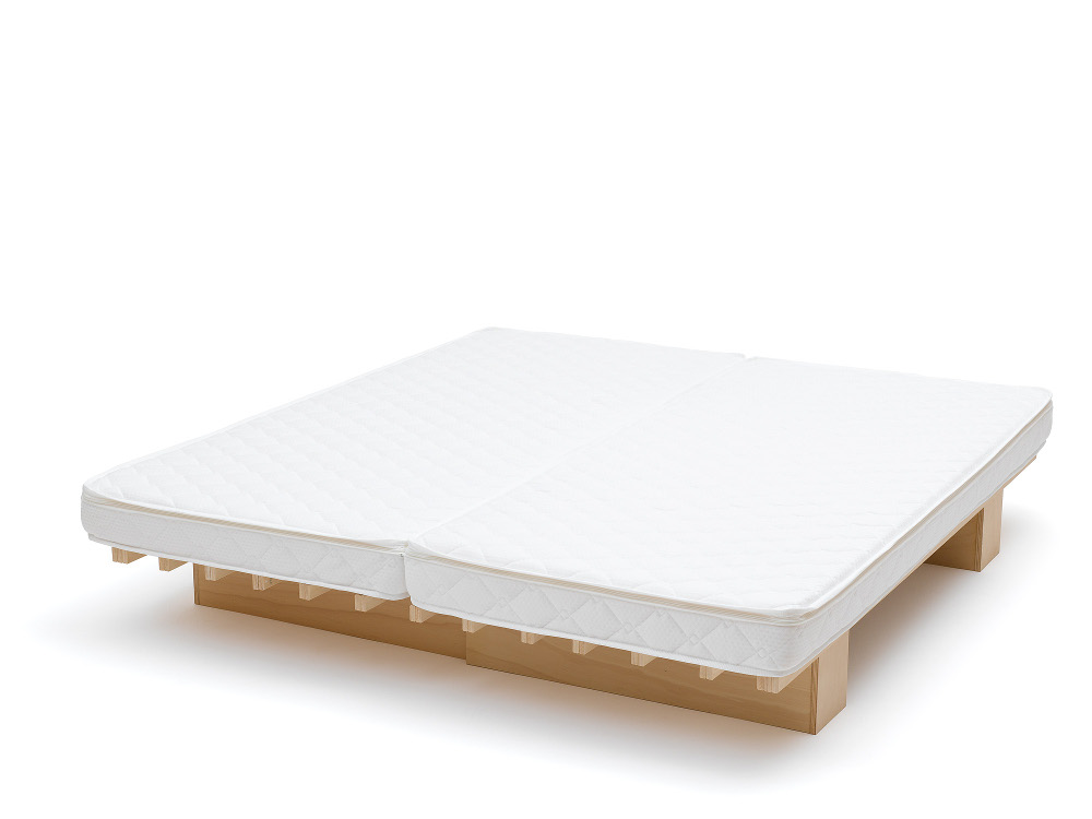 Zwei Tojo-ergo falt Matratzen nebeneinander auf einem niedrigen Holzgestell, kombiniert zu einem funktionalen und minimalistischen Doppelbett