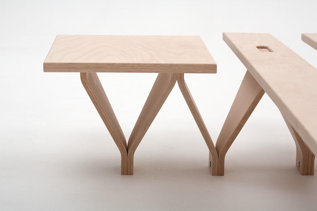 Nahaufnahme zweier Elemente aus hellem Schichtholz, eines davon mit V-förmiger Konstruktion – minimalistisches Design passend zur Tojo lieg Serie