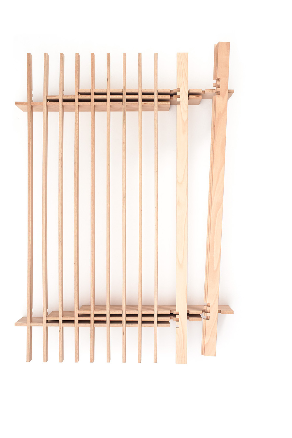 Freigestellte Draufsicht auf das Tojo parallel Bettgestell, mit vertikalen und horizontalen Holzlatten, die das funktionale Design ergänzen