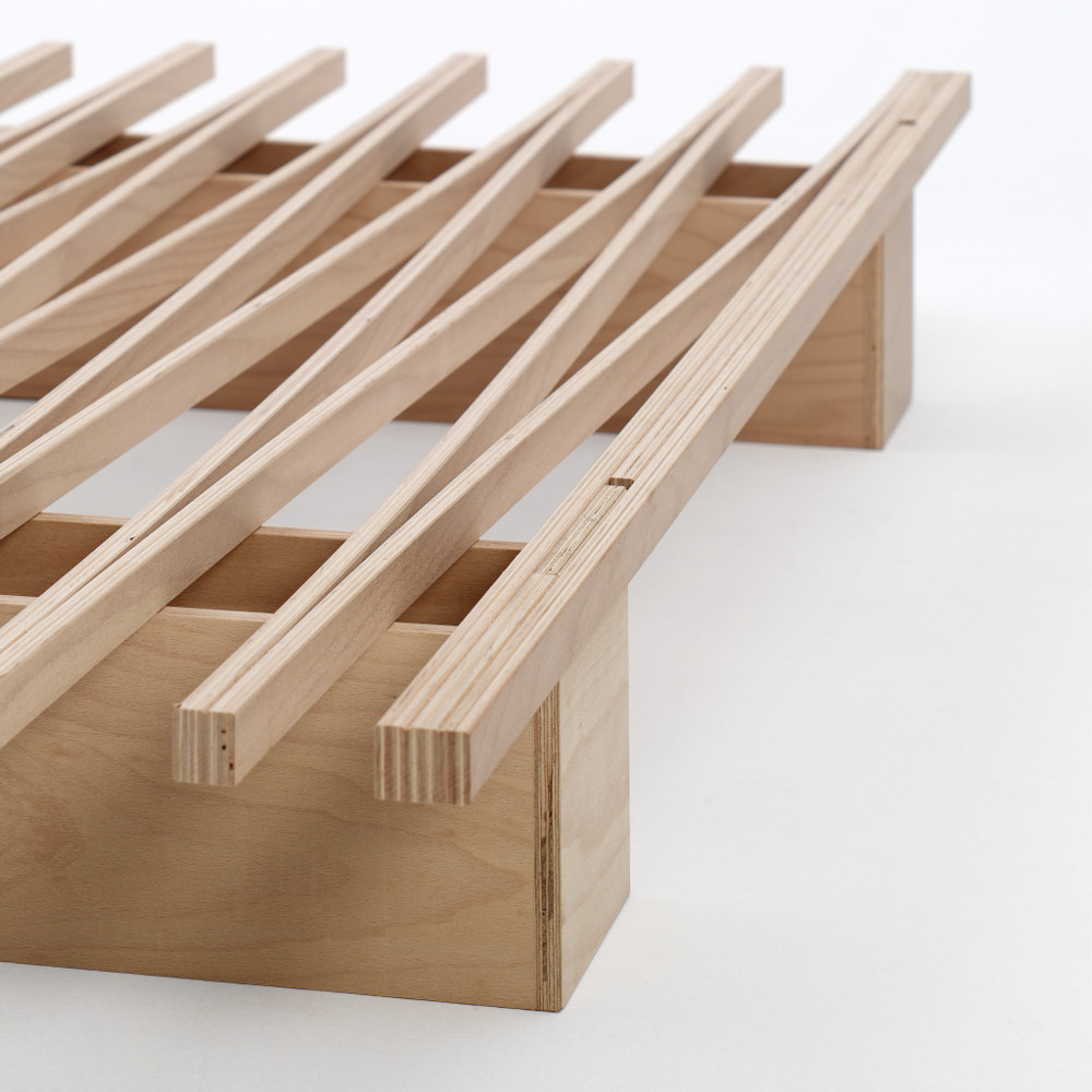 Detailaufnahme des Tojo v Bettgestells, mit präzise verarbeiteten Holzlatten und stabiler Verbindung zur Basis