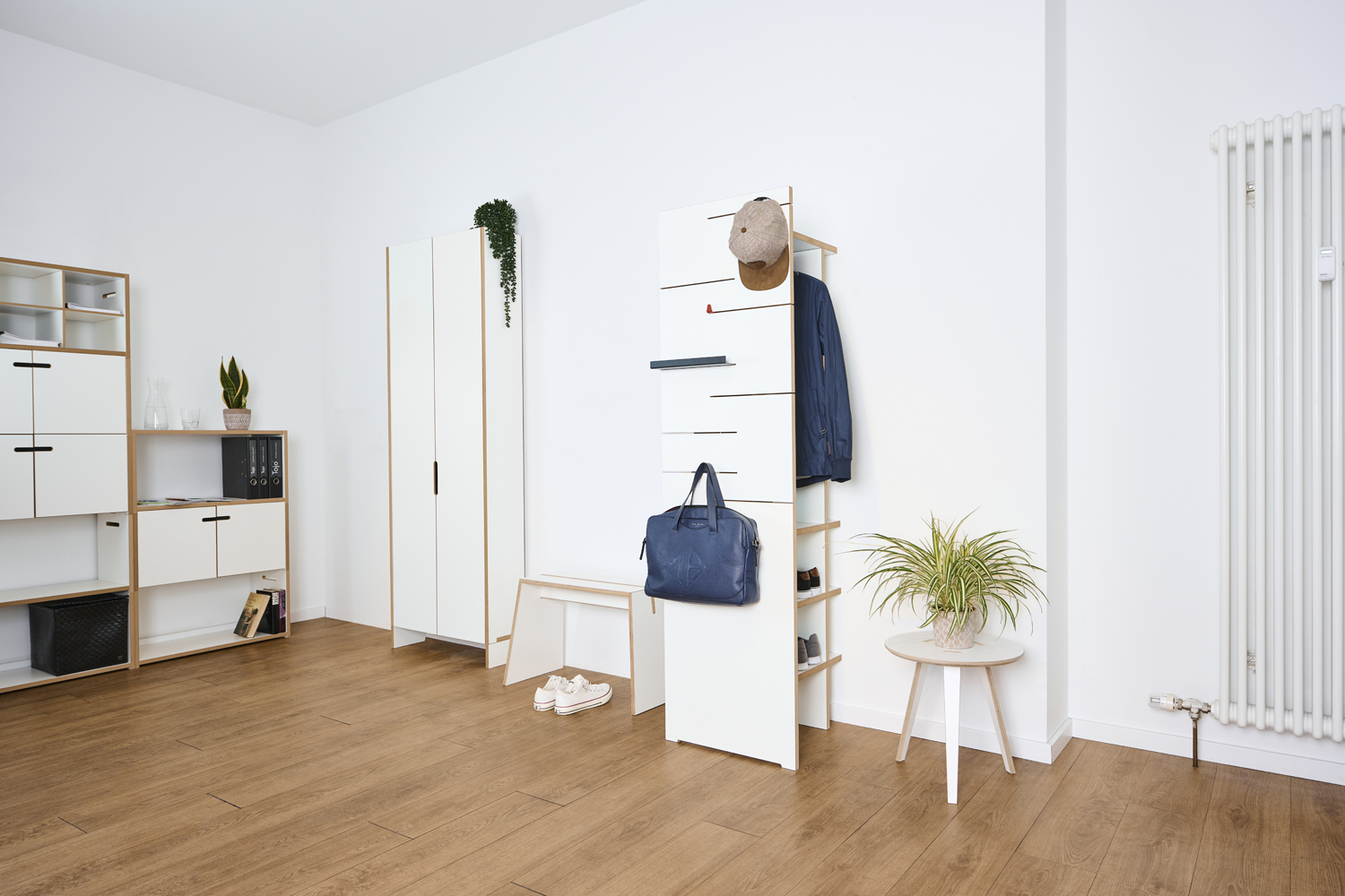 Tojo Angeber Garderobe 500 in einem stilvollen Raum, mit minimalistischer Aufbewahrungslösung für Jacken, Taschen und Accessoires