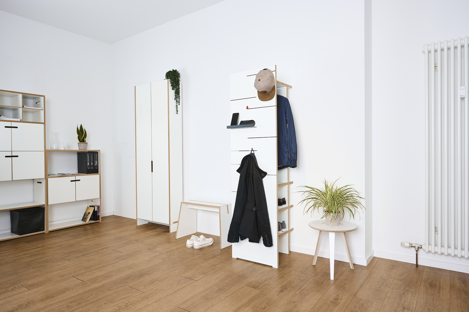 Tojo Angeber Garderobe im modernen Raum, in dem Jacken und Accessoires ordentlich verstaut sind, mit minimalistischem Design und praktischen Regalen