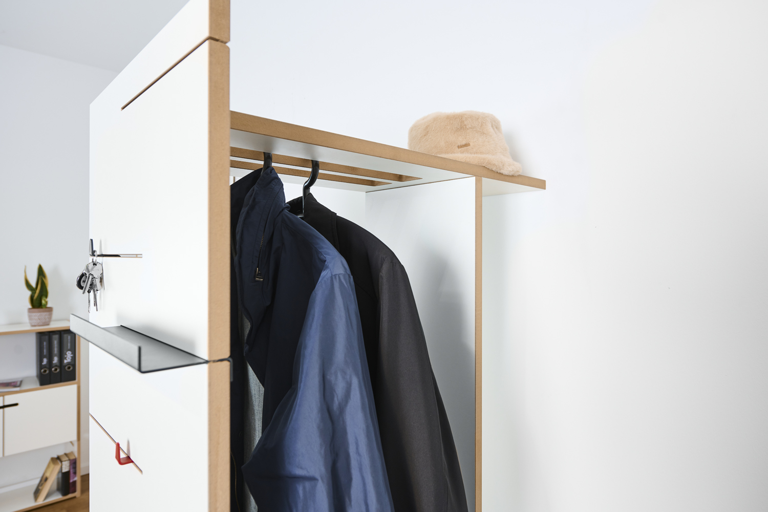 Detailaufnahme der Tojo Angeber Garderobe 800 mit einer Kleiderstange für Jacken und Hüte, in modernem Design