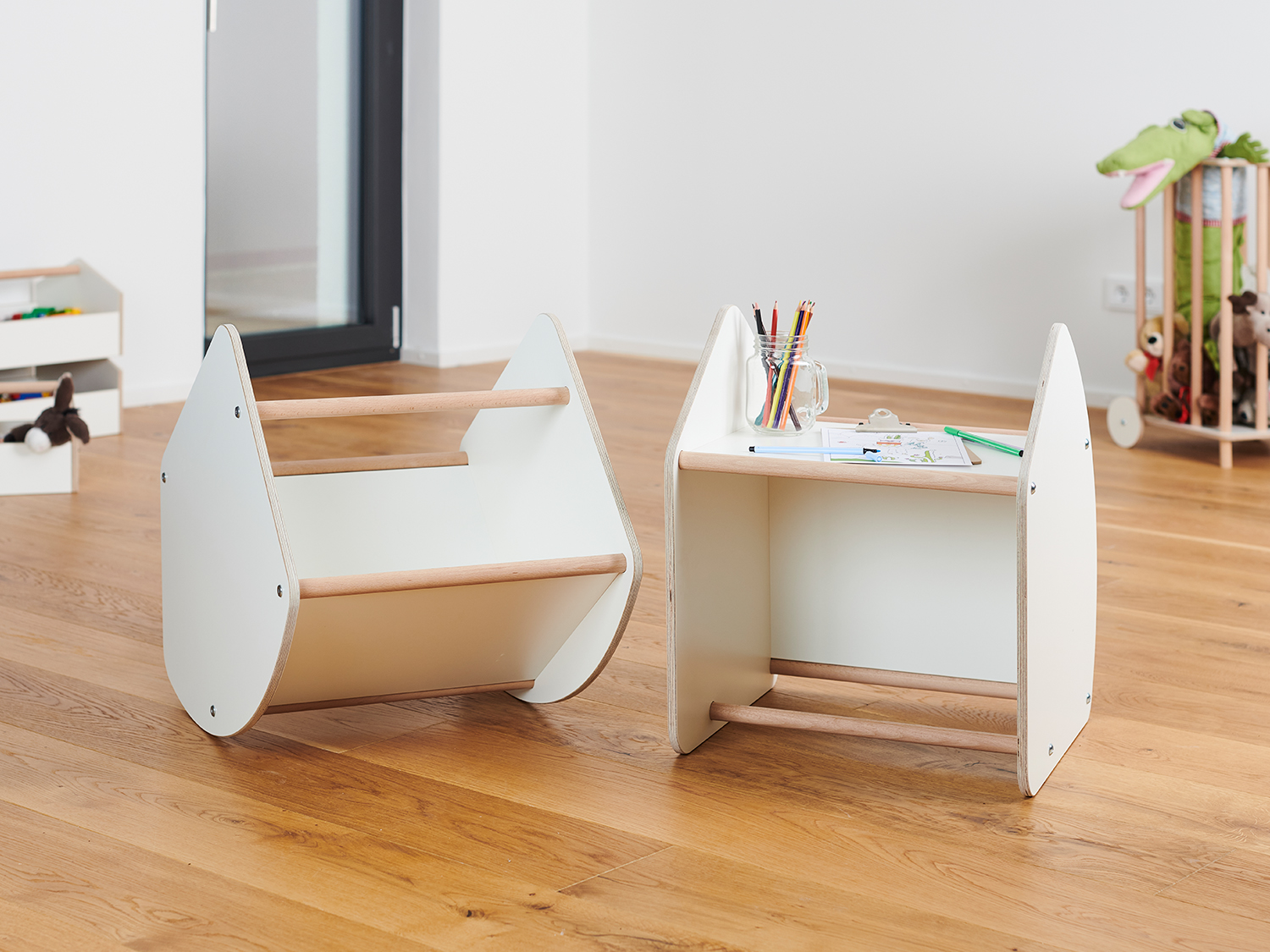 Tojo Multi Aufbewahrungseinheit aus zwei Perspektiven gezeigt, ideal für das Kinderzimmer, modernes Design aus Holz mit funktionalen Regalen und offenen Fächern.