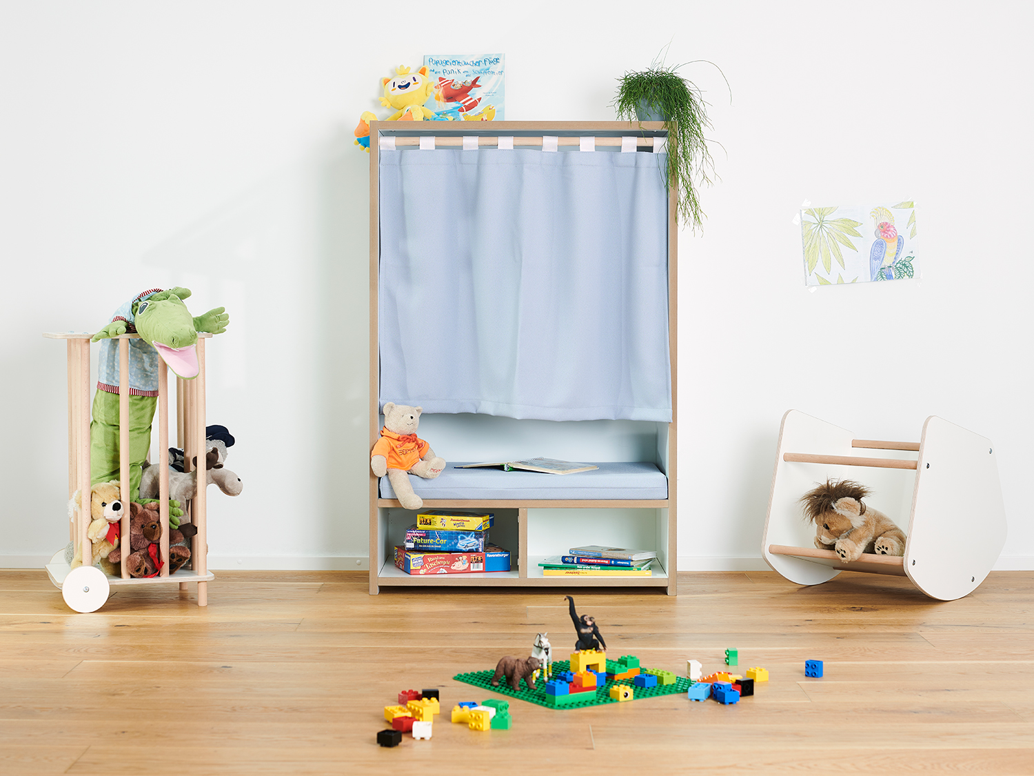 Tojo Nische im Kinderzimmer, Aufbewahrungseinheit mit Vorhängen und offenen Regalen für Spielzeug und Kleider. Kombiniert mit weiteren Tojo Kindermöbeln.