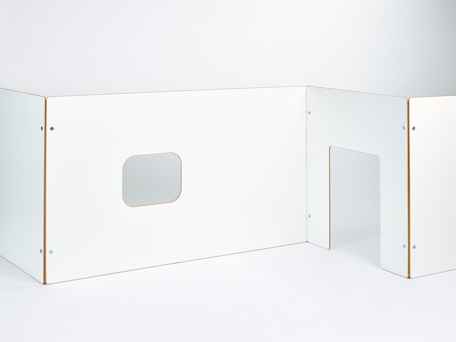 Tojo Wand für das Kinderzimmer, bestehend aus weißen Trennwandelementen mit Fensteröffnung und Tür, ideal für die Gestaltung eines Spielbereichs oder als Raumteiler.
