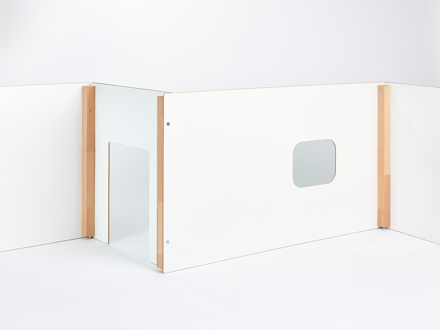Tojo Wand für das Kinderzimmer, mit weißen Trennwänden und einem Fenster, sowie einer Türöffnung für einfachen Zugang.