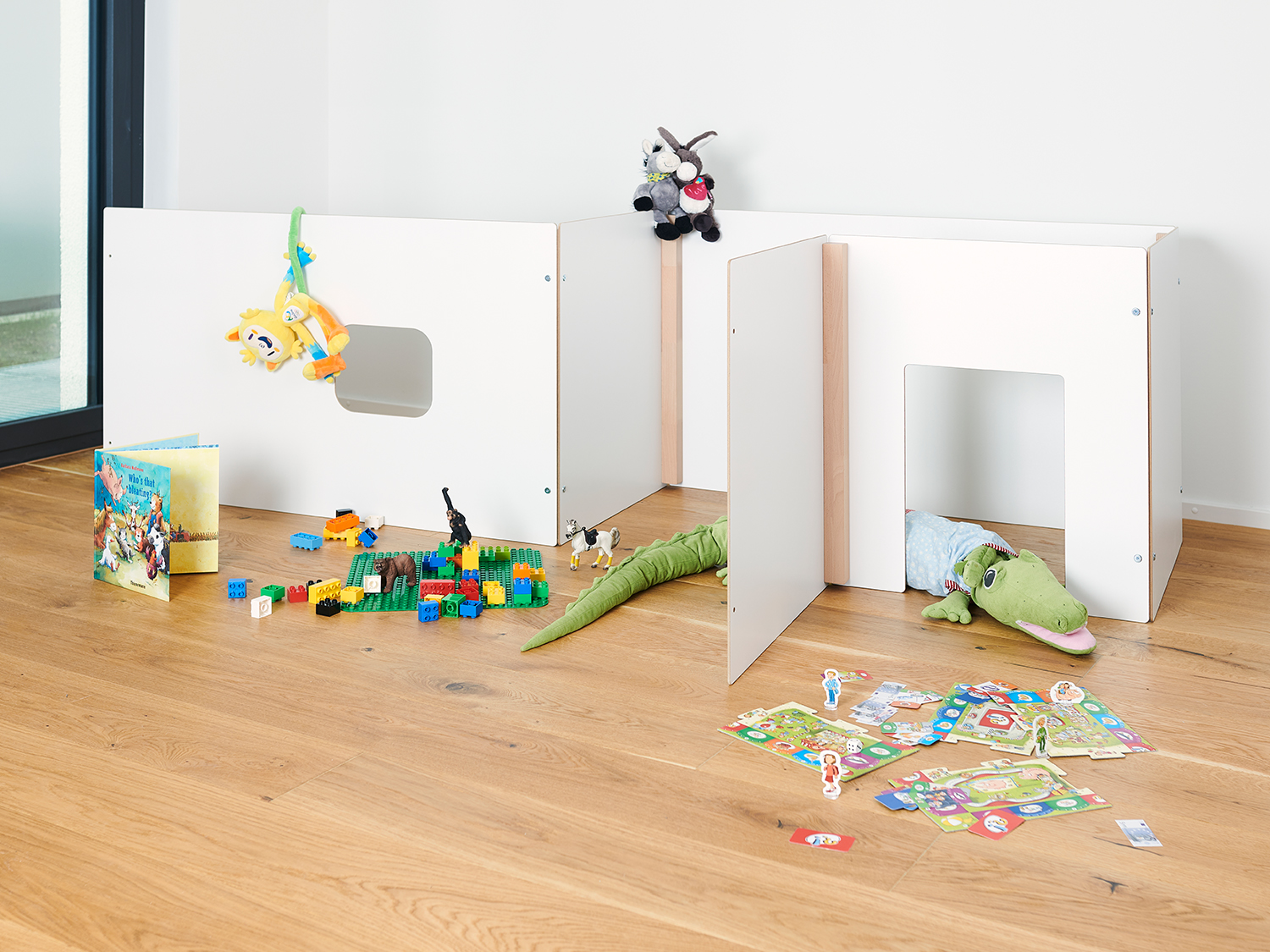 Tojo Wand Trennwände für das Kinderzimmer, aufgestellt und umgeben von Spielzeugen
