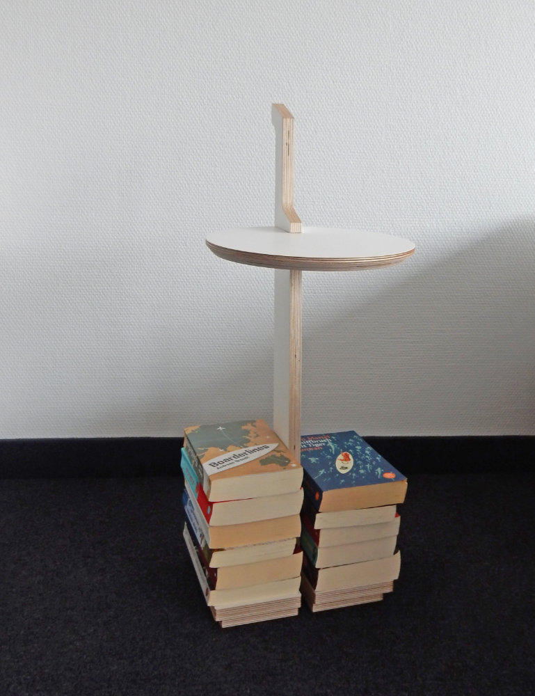 Tojo Lestestelle eine kreative Ablage für Bücher und mehr, ideal als praktischer Leseplatz mit innovativem Design. Mit zwei stabilen Buchstützen und einer Tischplatte für zusätzlichen Stauraum.