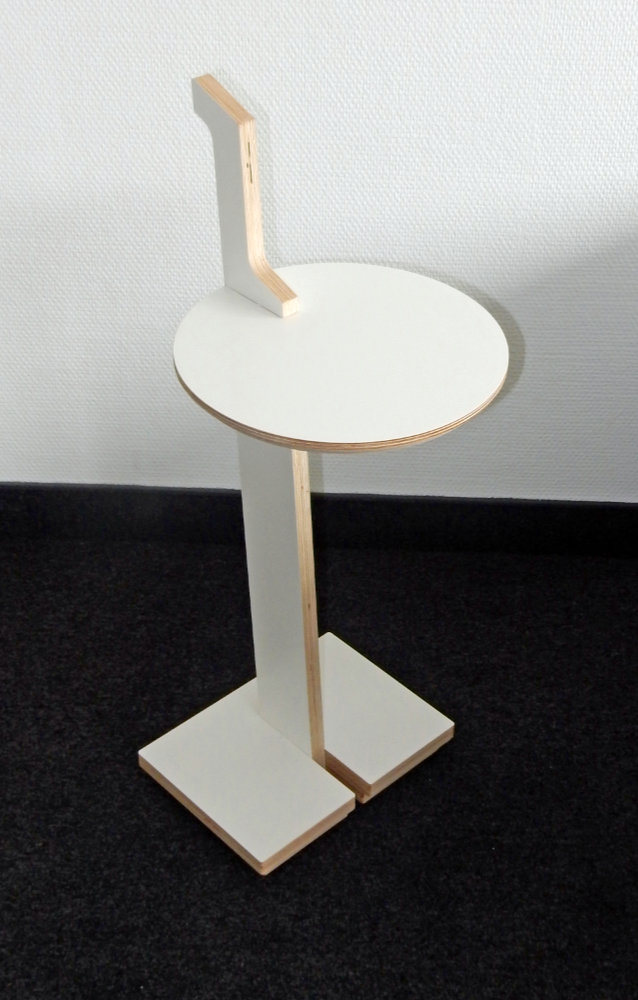 Tojo Lesestelle, ein minimalistisches Kleinmöbel mit runder Tischplatte und innovativer Stützstruktur