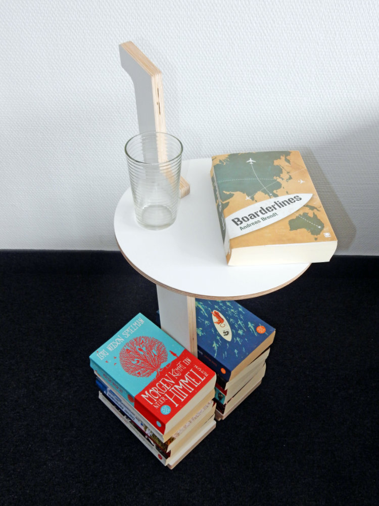 Tojo Lesestelle mit einer stabilen Tischplatte und Stauraum für Bücher, ideal für kleine Räume und als modernes, funktionales Möbelstück