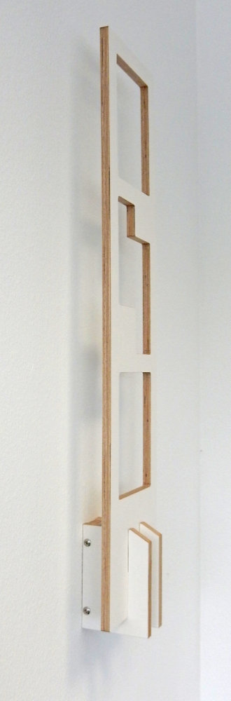 Tojo Lesestoff Wandregal, das eine interessante geometrische Struktur mit offenen Fächern und sauberer Holzrahmung zeigt