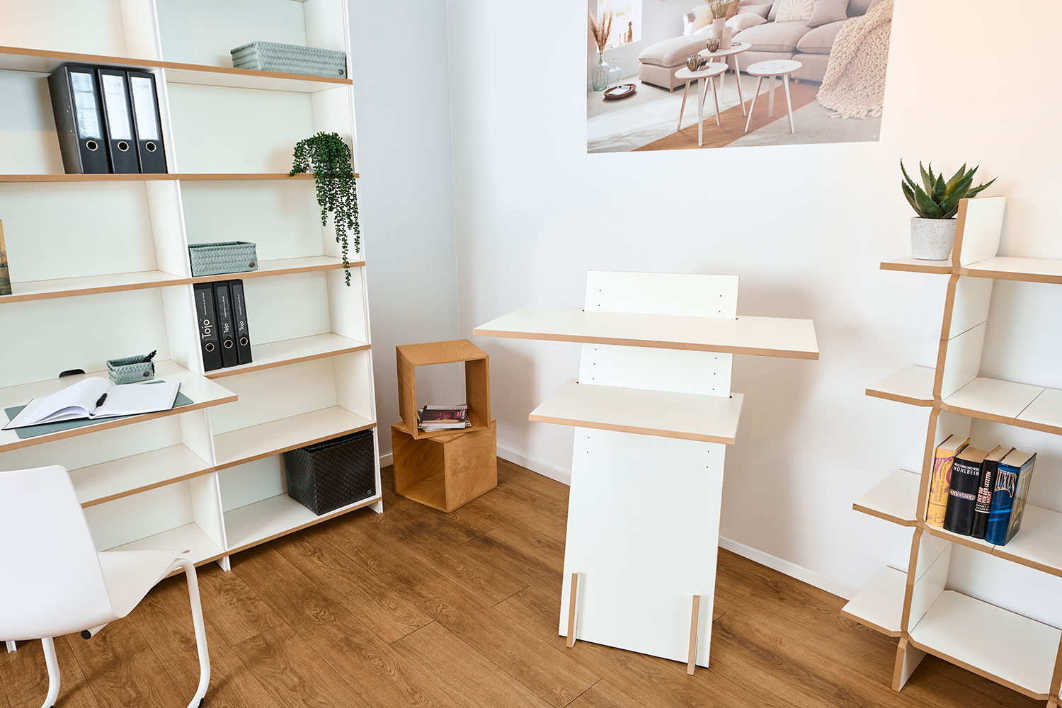 Tojo Pult aus der Kategorie Kleinmöbel in einer modernen Büroeinrichtung, umgeben von Regalen und Bürostühlen, ideal als funktionale und stilvolle Arbeitsstation.