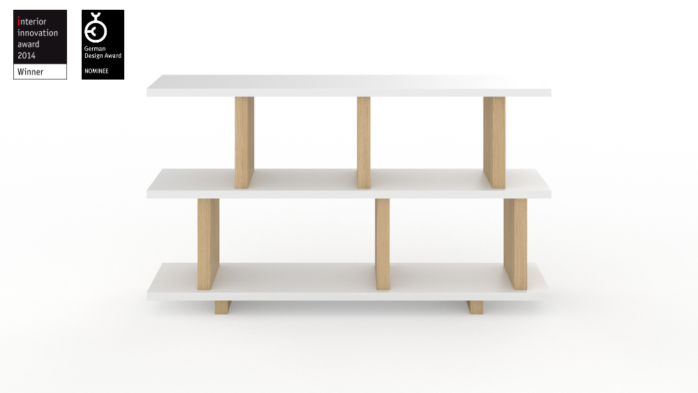 Tojo Dreh Regal, ein modernes Regal mit drei Ebenen und Holzbeinen, das flexibel eingesetzt werden kann und eine stilvolle, platzsparende Aufbewahrungslösung bietet.