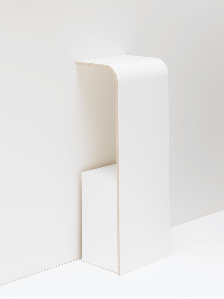 Tojo "Fon" Regalsystem, minimalistisches, elegantes Regal für den modernen Raum. Es bietet zusätzlichen Stauraum und passt perfekt in schmale Ecken oder Wände.