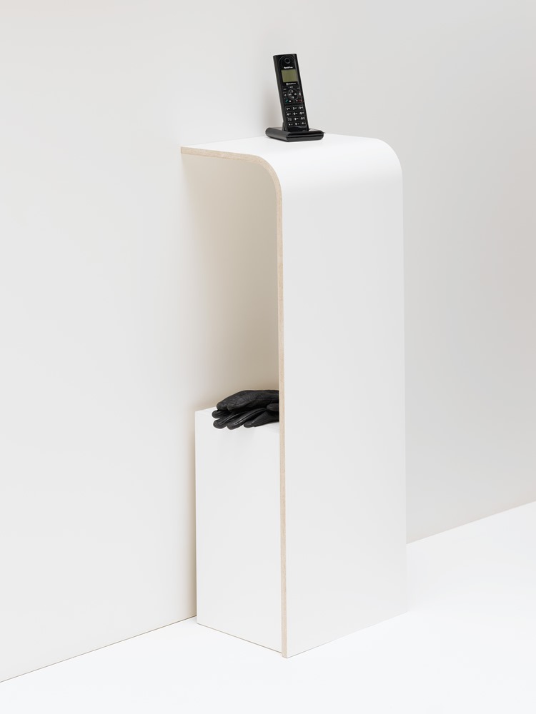 Tojo "Fon" Regal, minimalistisches Design mit einer Ablagefläche und zusätzlichem Stauraum. Hier mit dekorativen Objekten, ideal für kleine Ecken und funktionale Raumgestaltung.