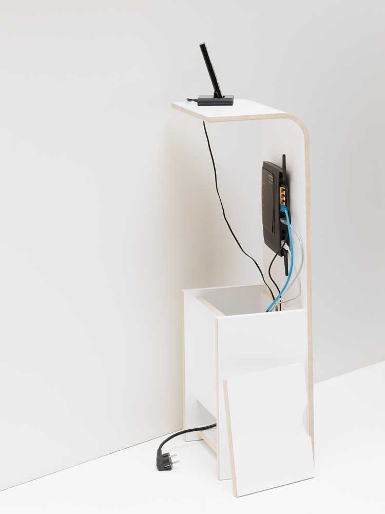 Tojo "Fon" Regal, ideal für die Aufbewahrung von elektronischen Geräten. Mit Platz für Kabel und Anschlüsse, bietet es eine saubere und ordentliche Lösung für Technik in modernen Wohnräumen.