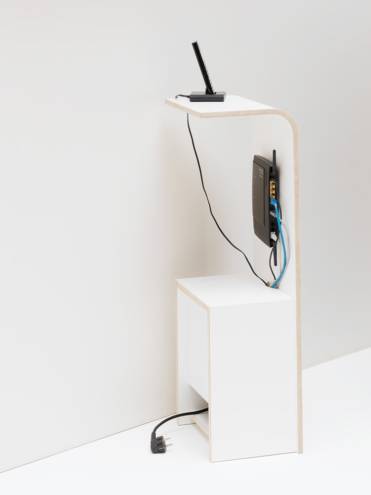 Tojo "Fon" Regal, ideal für die Aufbewahrung von elektronischen Geräten. Mit Platz für Kabel und Anschlüsse, bietet es eine saubere und ordentliche Lösung für Technik in modernen Wohnräumen.
