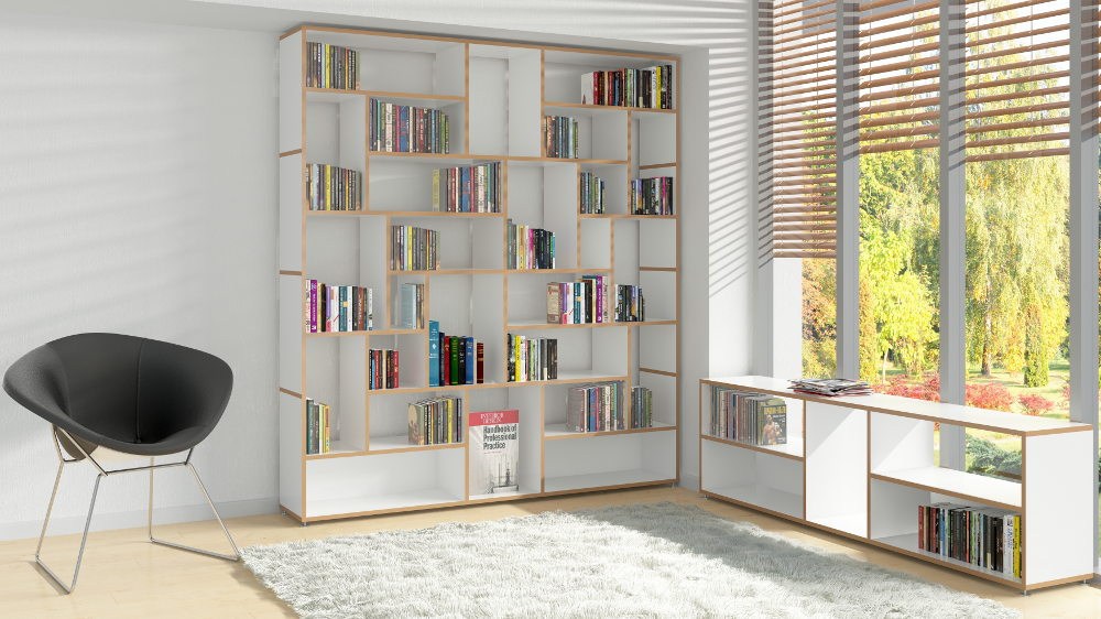 Tojo Regal „hanibal“ als Bücherregal mit asymmetrischen Fächern und Holzrahmen, kombiniert mit niedrigerem Sideboard im hellen, modern eingerichteten Wohnraum