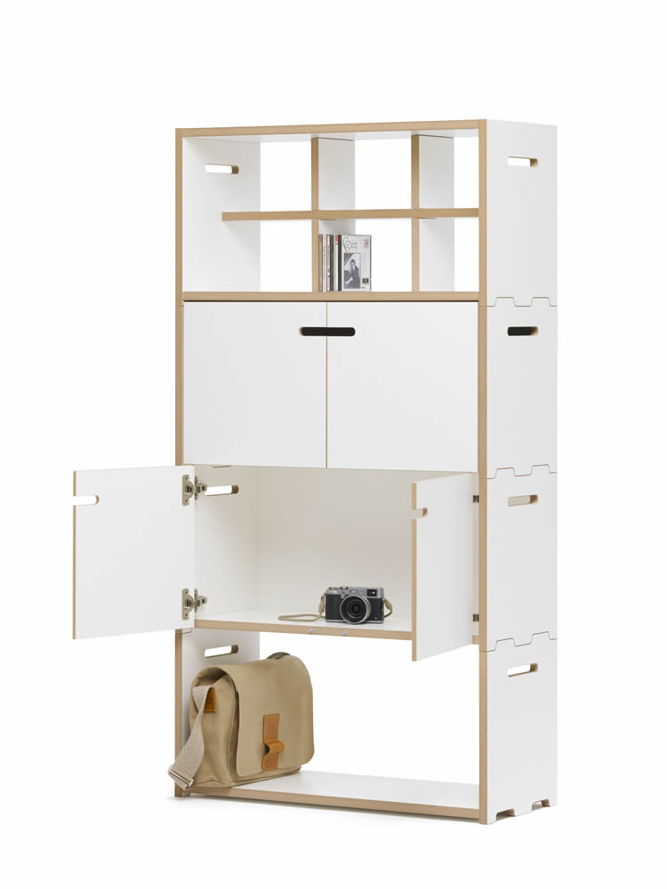 Weißes Regal „hochstapler“ von Tojo mit Holzrahmen, offenen Fächern und Klapptüren – modernes, modular stapelbares Aufbewahrungssystem für Flur, Büro oder Wohnzimmer