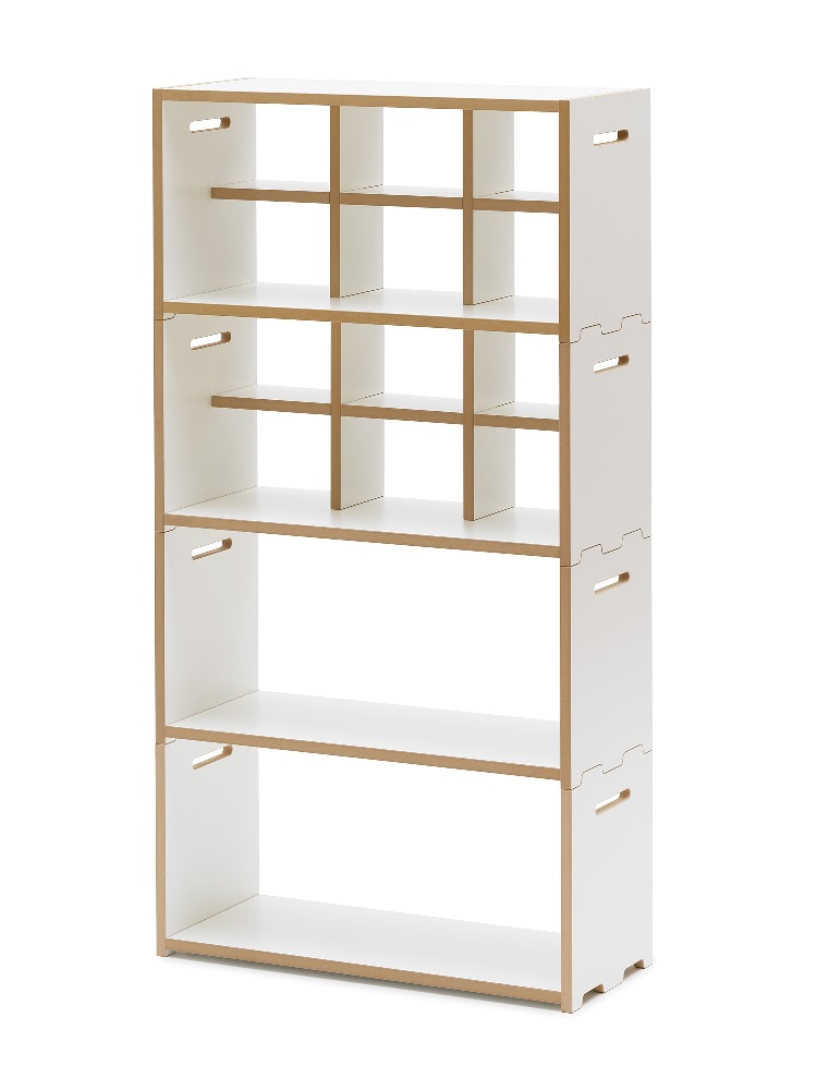 Weißes Regal „hochstapler“ von Tojo mit naturbelassenem Holzrahmen und unterschiedlich großen offenen Fächern – modernes, modulares Regalsystem für vielseitige Nutzung