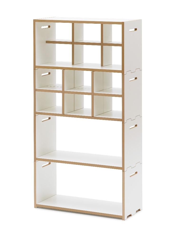 Weißes Regal „hochstapler“ von Tojo mit naturbelassenem Holzrahmen und unterschiedlich großen offenen Fächern – modernes, modulares Regalsystem für vielseitige Nutzung