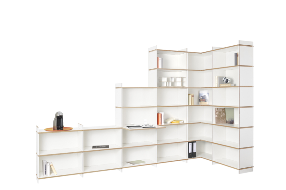 Modulares Regalsystem „mehrfach“ von Tojo in weißer L-Form mit naturbelassenem Holzrahmen – offen gestaltet, dekoriert mit Büchern, Objekten und Alltagsgegenständen