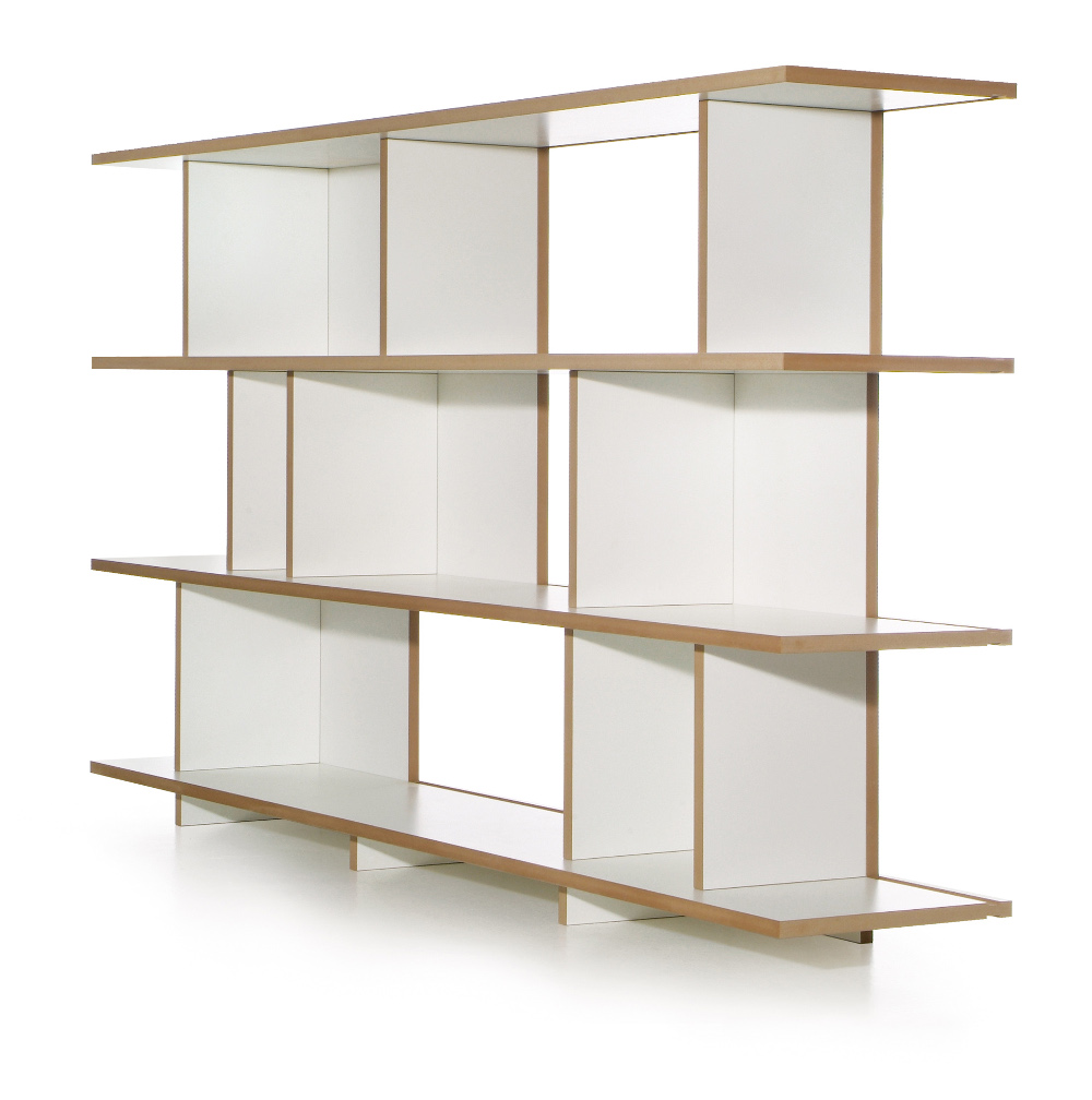 Modulares Regal „stell“ von Tojo mit drei großzügigen Ebenen, weißer Oberfläche und naturbelassener Kante – offenes Regalsystem mit versetzter Fachstruktur