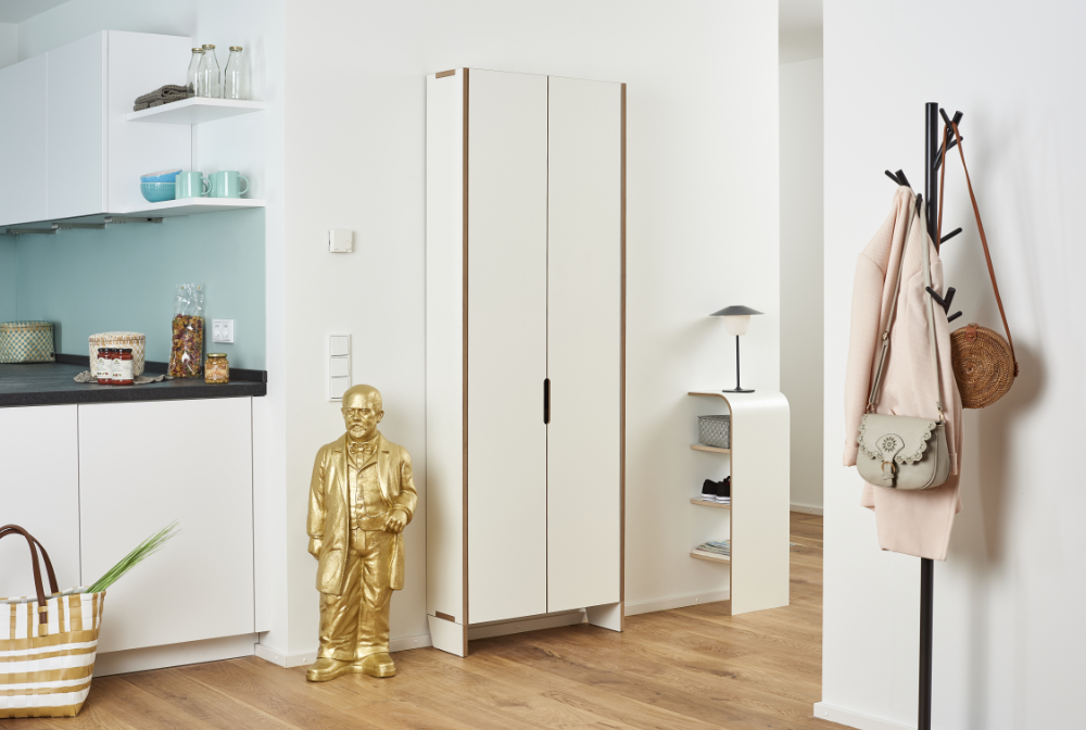 Geschlossener Tojo Schrank „flachmann“ in weiß, in modernem Wohnbereich