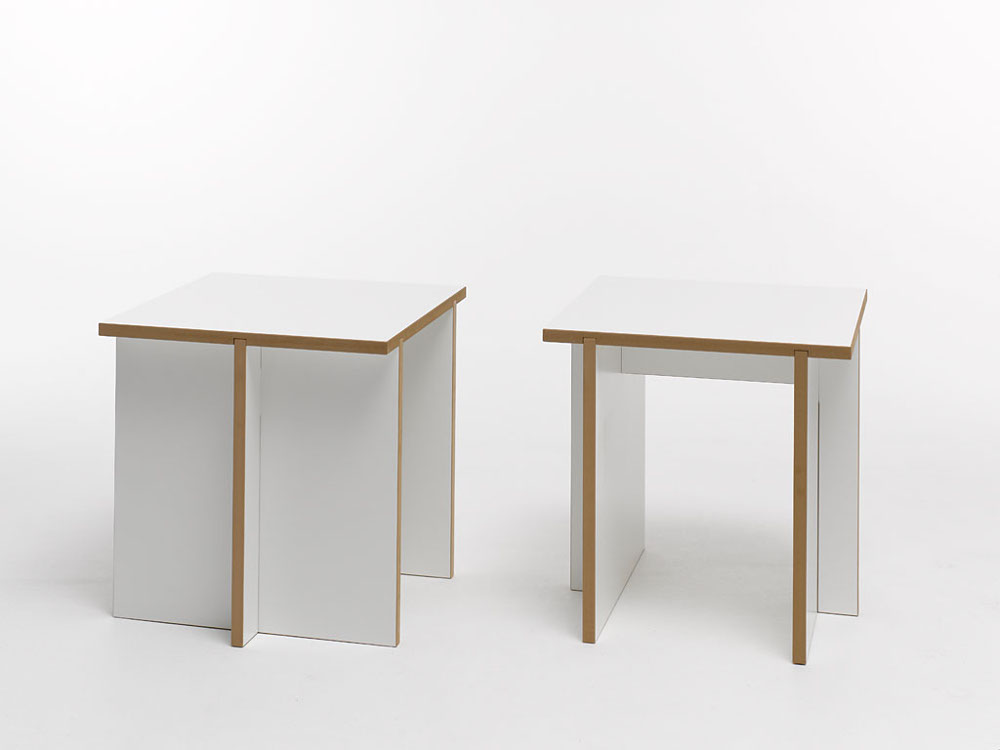 Weißer Tojo Hocker aus zwei verschiedenen Blickwinkeln, modernes Design mit naturbelassenen Kanten