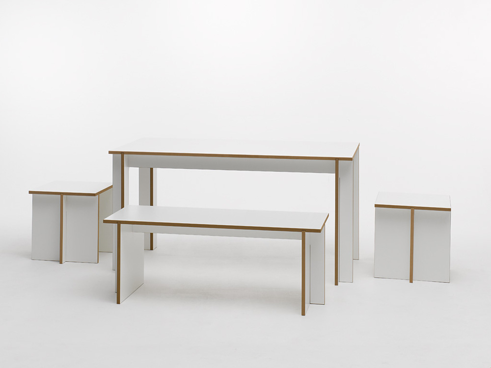 Modernes Sitzmöbel-Ensemble von Tojo bestehend aus einem Tisch, einer Bank und zwei Hockern in Weiß mit sichtbaren Holzfurnierkanten