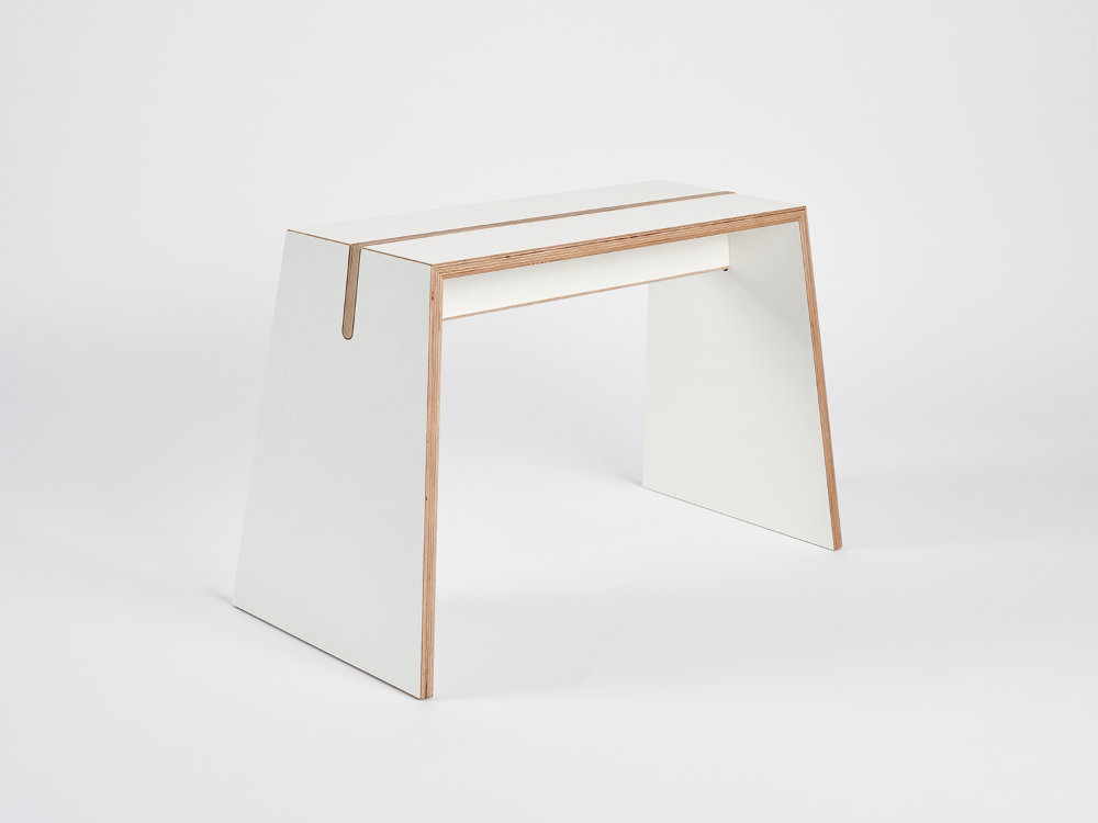 Minimalistischer Hocker Tojo stubenhocker in Weiß mit sichtbaren Multiplex-Kanten und leicht ausgestellten Seitenwangen