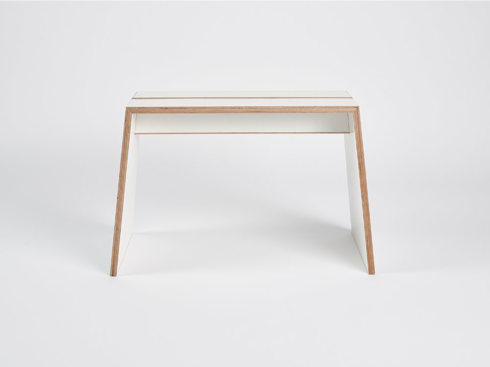 Frontansicht des Tojo stubenhocker mit ausgestellten Seiten und sichtbaren Holzschichten in Weiß