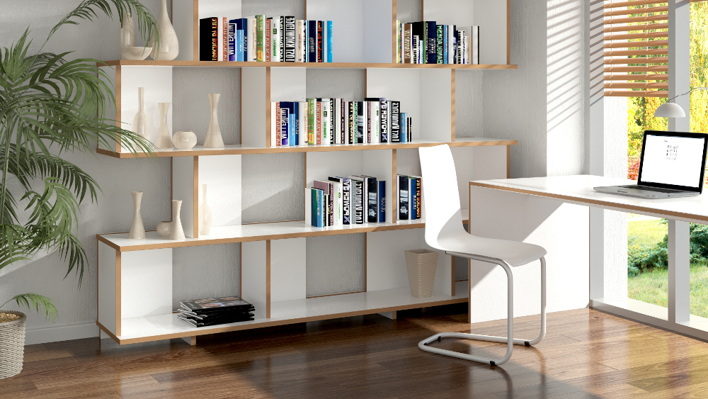 Weißer Stuhl von Tojo an einem Schreibtisch im hellen Homeoffice mit Bücherregal und Pflanzen im Hintergrund