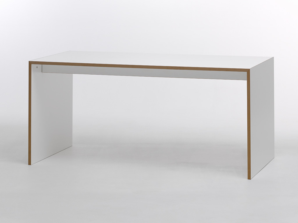 Moderner weißer Schreibtisch freistell von Tojo mit sichtbaren Holzfurnierkanten und klarer Linienführung