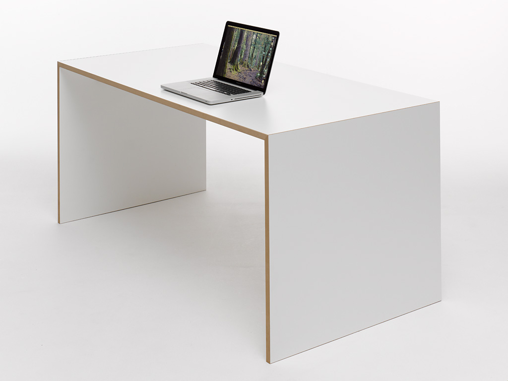 Minimalistischer Schreibtisch Tojo freistell mit Laptop und klaren Linien im modernen Design