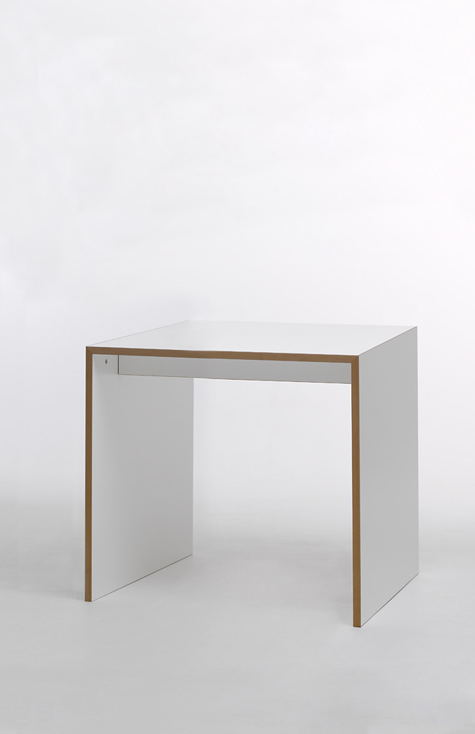 Moderner weißer Tisch Tojo Freistell mit klarer Formsprache und minimalistischer Gestaltung, ideal für Büro oder Zuhause